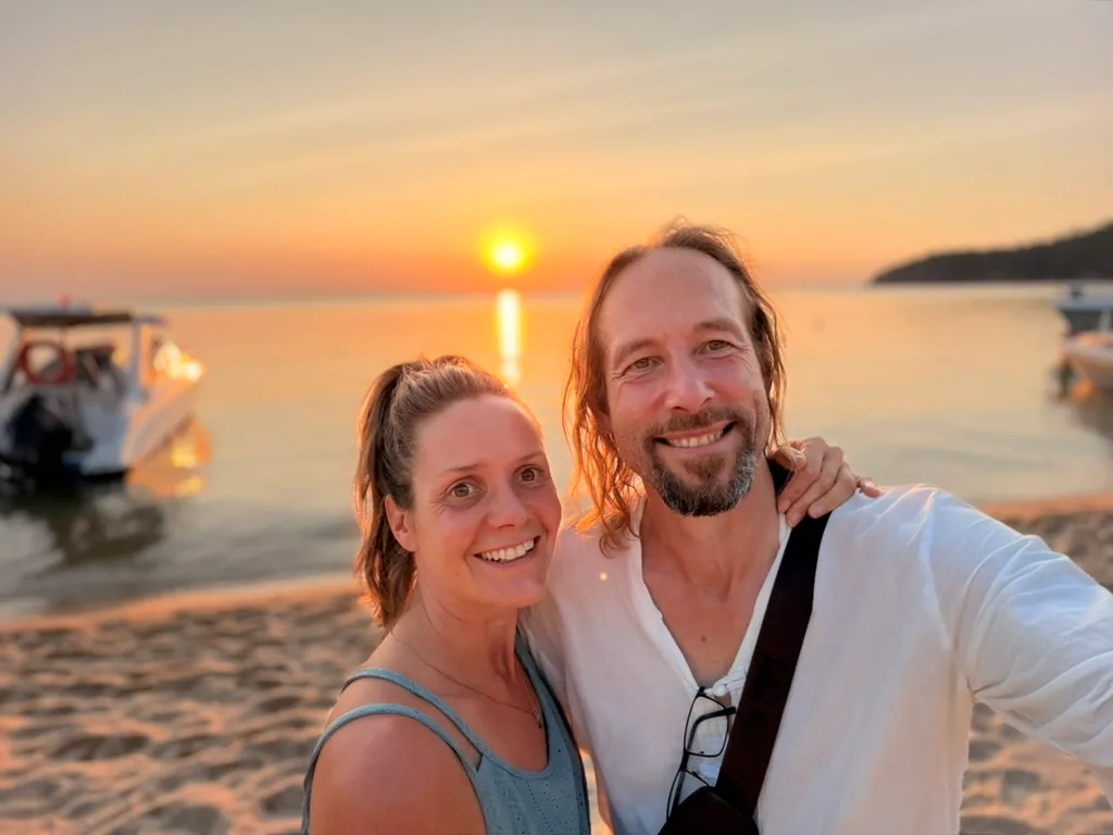 Tessa en Johannes bij zonsondergang — samen nomadisch onderweg