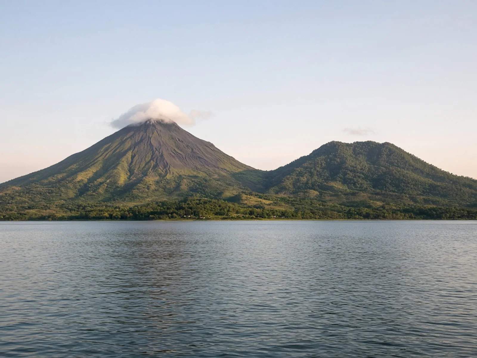 Ometepe in het Meer van Nicaragua: de steile vulkaan Concepción en de lagere, beboste vulkaan Maderas